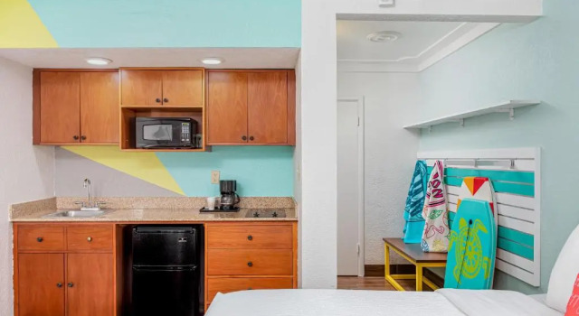 Номер Deluxe с видом на бассейн Beachside Hotel & Suites Cocoa Beach - Port Canaveral