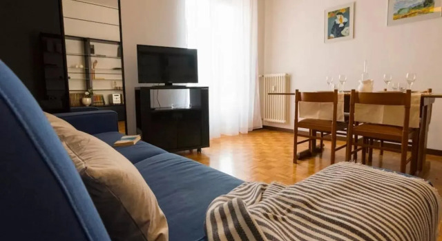 JOIVY Welcoming 1BR apt next to Villa Olmo, Buchen Sie Villa Como Comer See