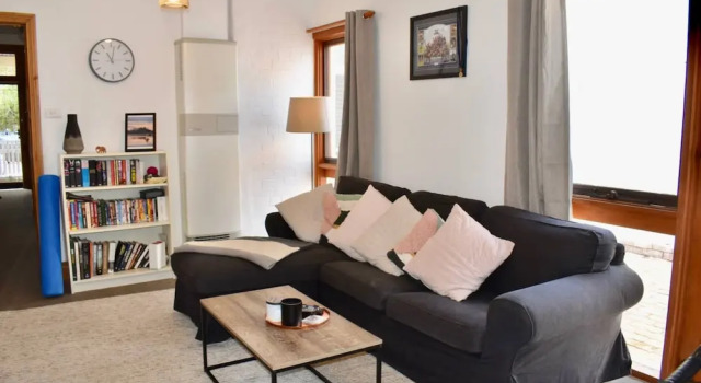 Charming Terrace House on Tree Lined Street, Varaa Hotelli South Yarra 