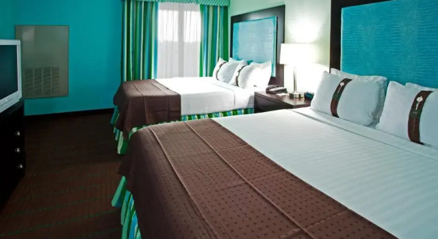 Четырёхместный номер Deluxe Holiday Inn Hotel & Suites Ocala Conference Center by IHG