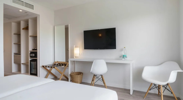Двухместный номер с балконом и с видом на бассейн AluaSoul Mallorca Resort