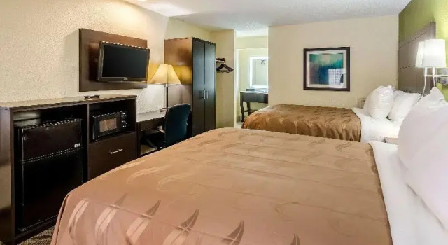 Четырёхместный номер Standard Quality Inn Tanglewood