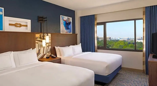 Четырёхместный люкс c 1 комнатой с видом на бассейн DoubleTree Suites by Hilton Orlando at Disney Springs
