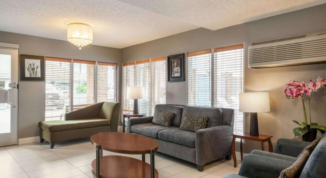 Travelodge by Wyndham Calgary South, Book Inn Hotels in Calgary with Breakfast, near Heritage C Train, Breakfasts