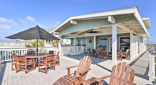 Коттедж с 3 комнатами Waterfront Deck: Charming Galveston Home!