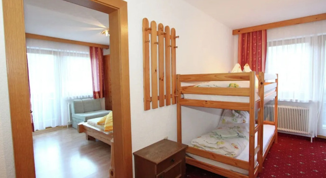 Spacious Holiday Home With Balcony, Sauna, Parking, Prenota Hotel Hotel a Tirolo con parcheggio, Parcheggio