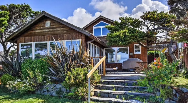 Коттедж Oceanfront Escape w/ Pacific Views: Surf & Explore