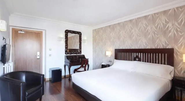 Двухместный номер Classic с балконом Sercotel Hotel President