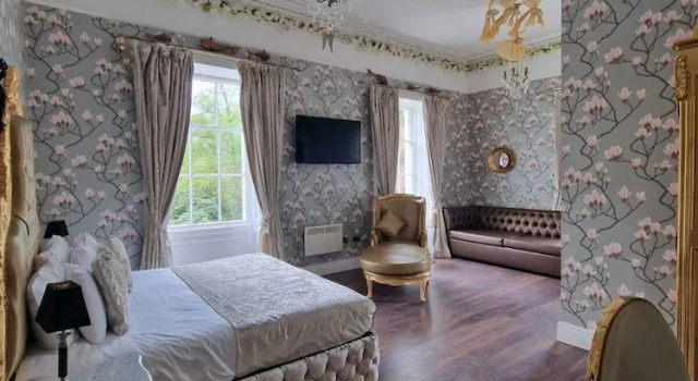 Трёхместный номер Luxury RainHill Hall Hotel
