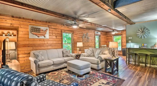 Secluded Table Rock Lake/branson Cabin w/ Hot Tub!, Boek Hotel Hotels in Coney Island met parkeren, Parkeren