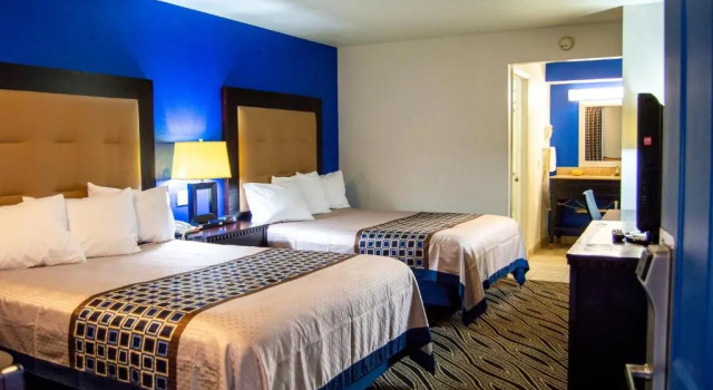 Четырёхместный номер Standard Blue Jay Inn & Suites