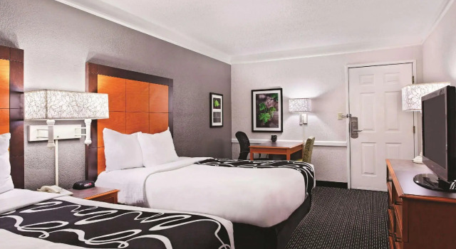 Четырёхместный номер Standard La Quinta Inn by Wyndham Champaign
