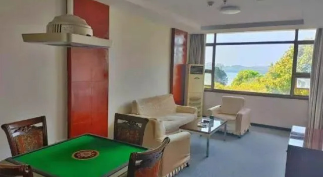 Люкс Business Sanhu Lake Holiday Hotel Xianning