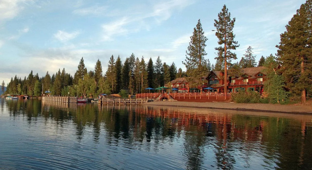 Кровать в общем номере Sunnyside Restaurant & Lodge