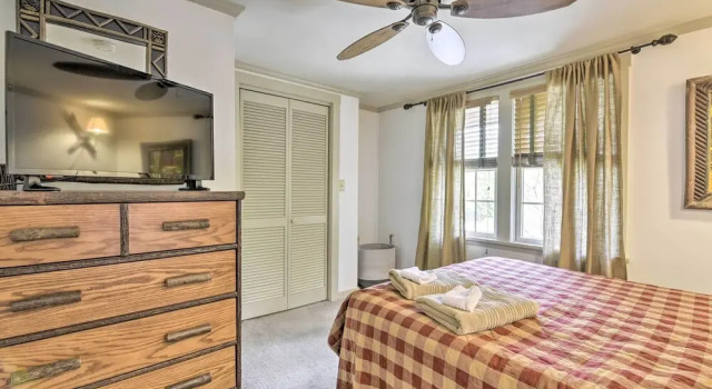 Апартаменты Townhome w/ Deck: Walk to Mirror Lake & Main St!