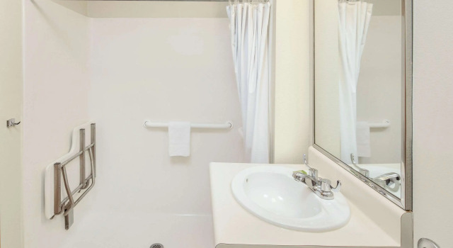 Четырёхместный номер Standard WoodSpring Suites Raleigh Apex