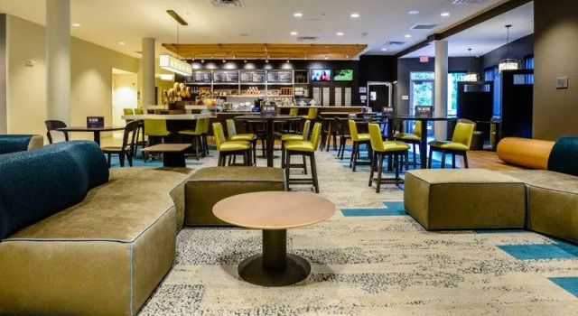 Кровать в общем номере Courtyard Lake Charles