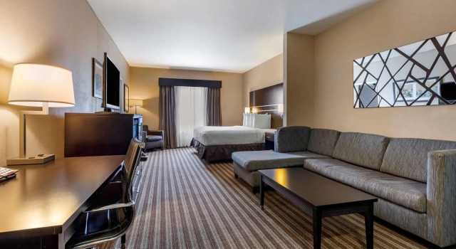 Двухместный семейный люкс с 2 комнатами Best Western Plus North Odessa Inn & Suites
