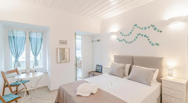Коттедж с 3 комнатами Seafront House in Andros Town with Sunrise & Ocean Views