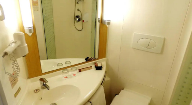 Standart çift kişilik oda ibis Jakarta Senen