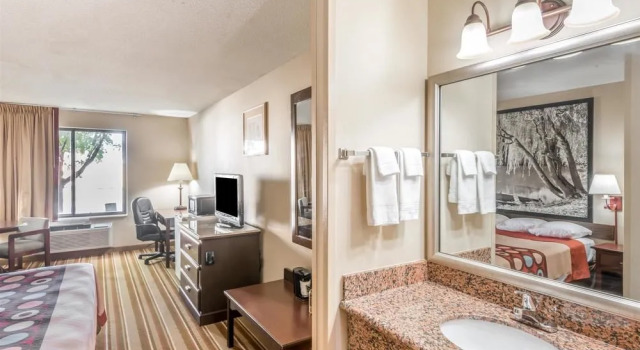 Super 8 By Wyndham Salina I-70, Prenota Hotel Hotel a Kansas con parcheggio, Parcheggio