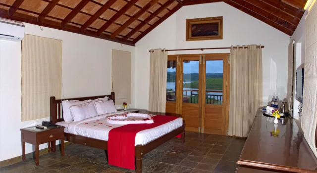 Вилла с балконом и с видом на озеро Vistara Resort
