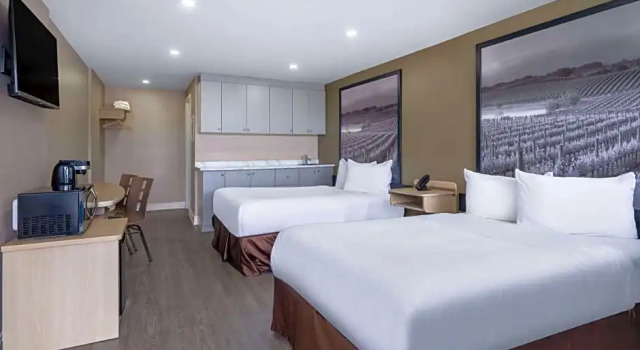 Двухместный номер Standard Super 8 by Wyndham Niagara Falls ON