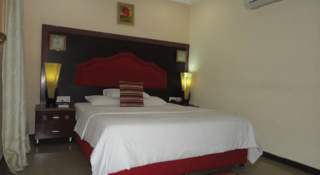 SDM Tavern and Suites