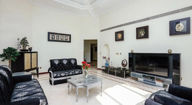 E&T Holiday Homes - Frond C Villa, Забронировать Вилла Отели Эмирата Дубая с парковкой, Парковка
