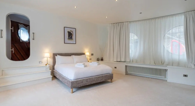 Коттедж JOIVY Stunning 5-Bed Boathouse On The River Thames