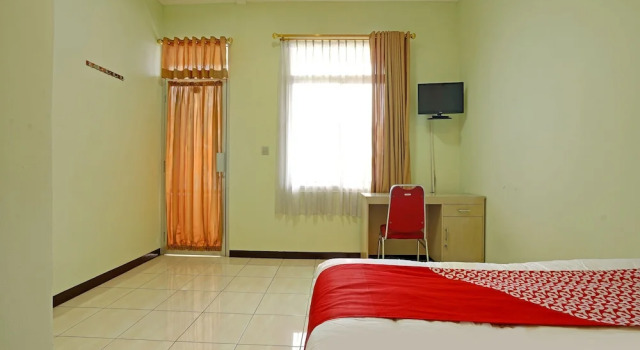 Двухместный номер Deluxe Urbanview Hotel Bartu Moh Toha Bandung by RedDoorz