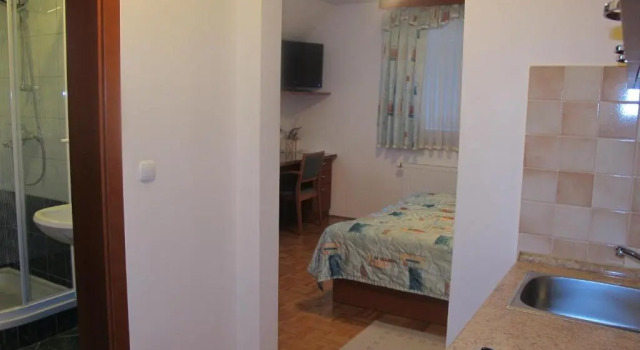 Apartment Sobe Ravbar, Book Apartment Hotels in Dolenjska with Parking, Parking