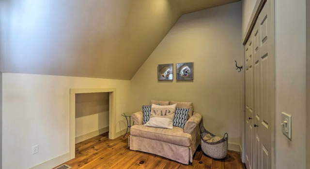 Luxe 'green Barn' Near Skiing w/ Mt Equinox Views!