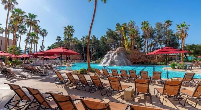 Четырёхместный номер Standard с видом на бассейн CasaBlanca Resort, Casino, Golf & Spa