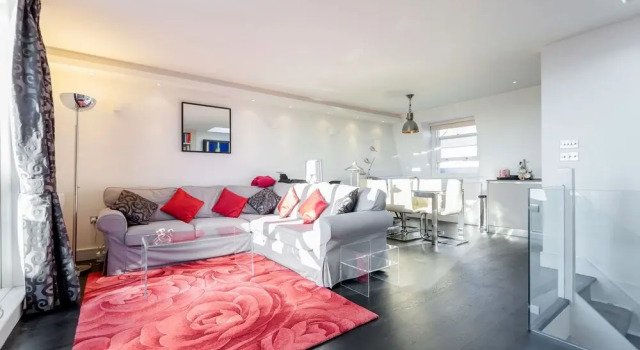 Olympia 2 Bed Duplex by BaseToGo, Забронировать Отель Лондон Большой Лондон, рядом с Лондонский парк аттракционов КидЗания
