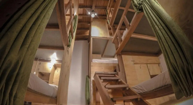 Кровать в общем номере al Bosque Hostel & Glamping