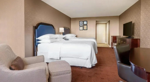 Четырёхместный номер Standard с видом на внутренний двор Sheraton Baltimore North