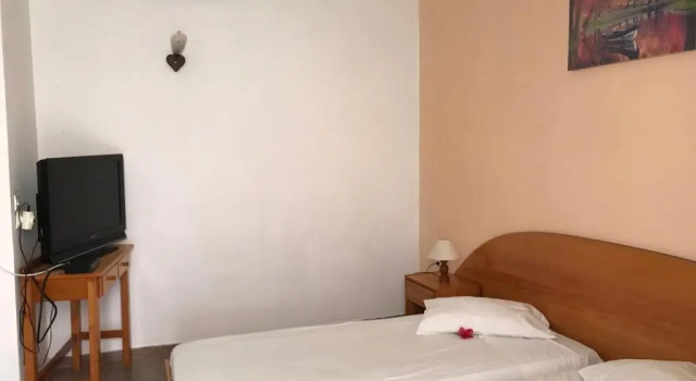 Loula's Apartments