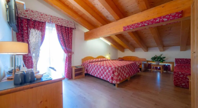 Семейный номер Standard с балконом Albergo Punta Zerbion