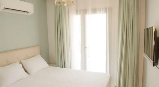 Standardowy dwuosobowy pokój i balkonem i z częściowym widokiem na morze Pharos Hotel