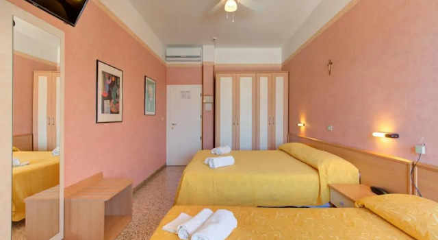 Четырёхместный номер Standard с балконом Hotel Nella