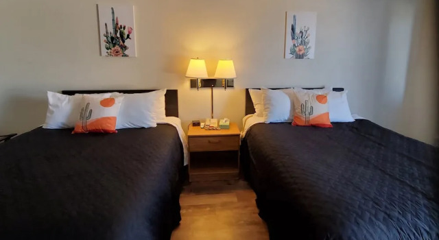 Четырёхместный номер Standard Cactus Inn and Suites