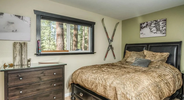 2BR Alpine Cottage Hot Tub by RedAwning, Забронировать Дом для отпуска Саут-Лейк-Тахо South Lake Tahoe Area, рядом с Ганбаррел Экспресс