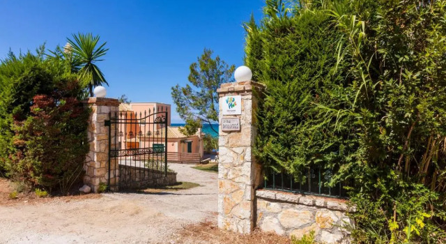 Beachfront Villa Dionysos - With private beach, Забронировать Вилла Отели периферии Ионических островов с бассейном, Бассейн