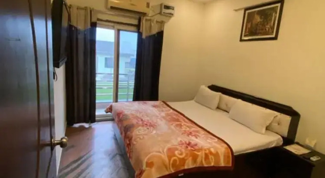 Апартаменты Deluxe с балконом 11Flowers Service Apartment By GRB