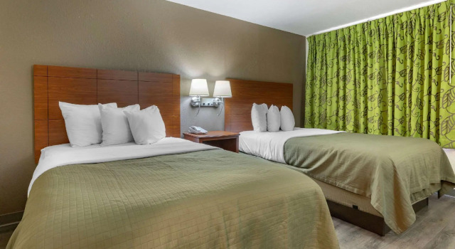 Четырёхместный номер Standard Econo Lodge Cherokee Near Island Park
