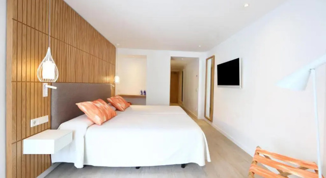 Двухместный номер с видом на бассейн Iberostar Waves Playa de Muro