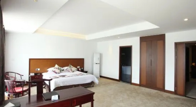 Люкс Deluxe Nanbei Lake Huguang Shanju Holiday Hotel