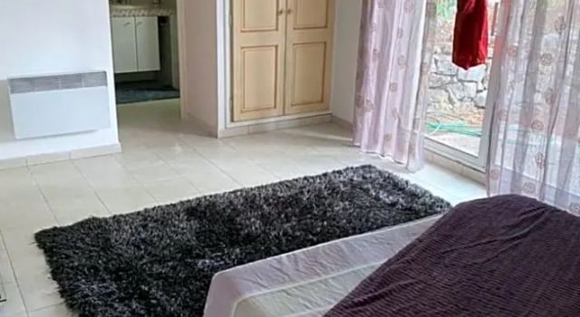 Chambre spacieuse independante dans villa plus parking privee