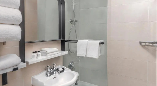 Четырёхместный номер Standard voco The Franklin New York by IHG